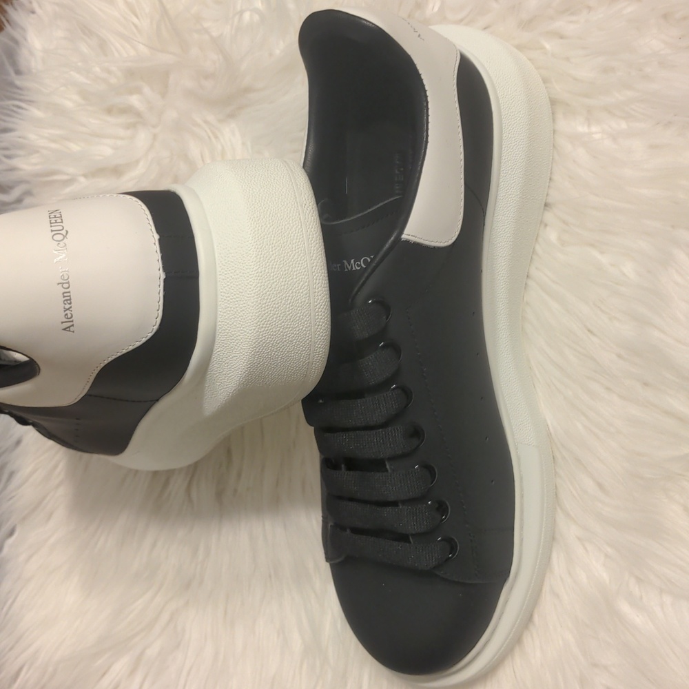 Alexander McQueen's men's oversized sneakers in black and white size euro 42